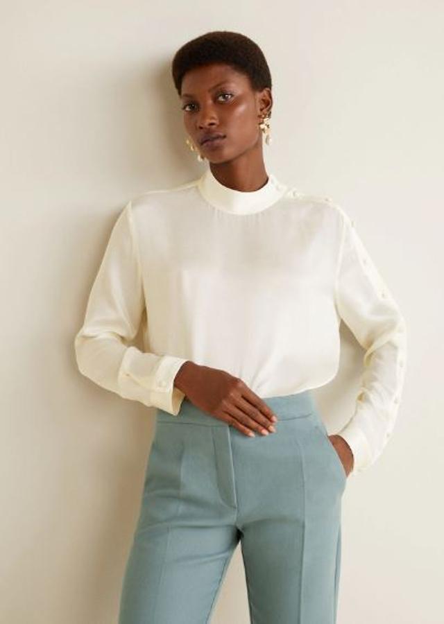 Blusa blanca satinada por 15,99 euros.