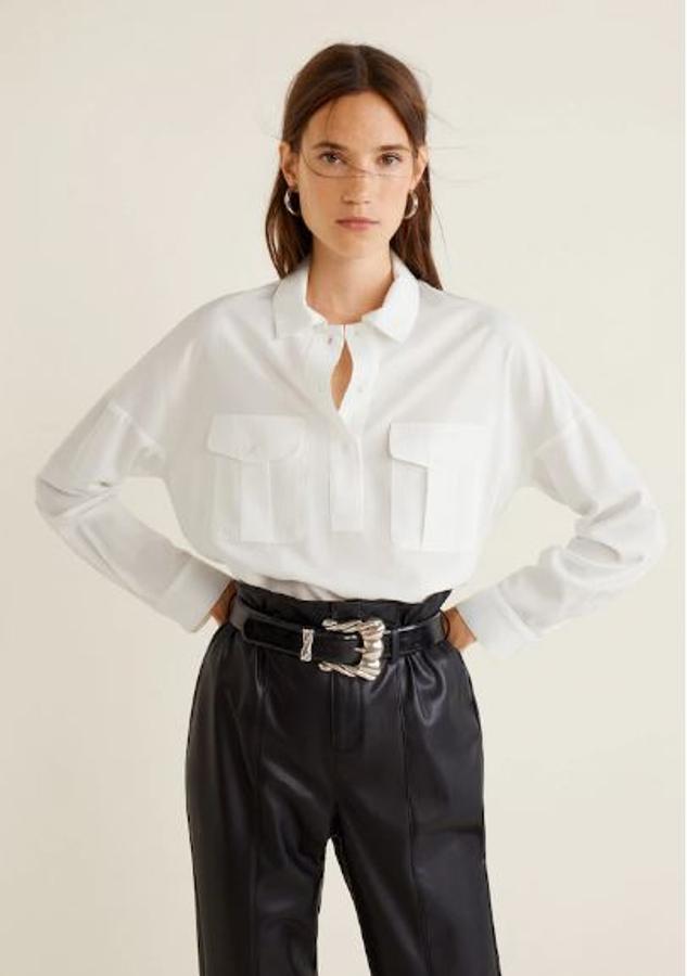Camisa blanca con botones por 15,99 euros.