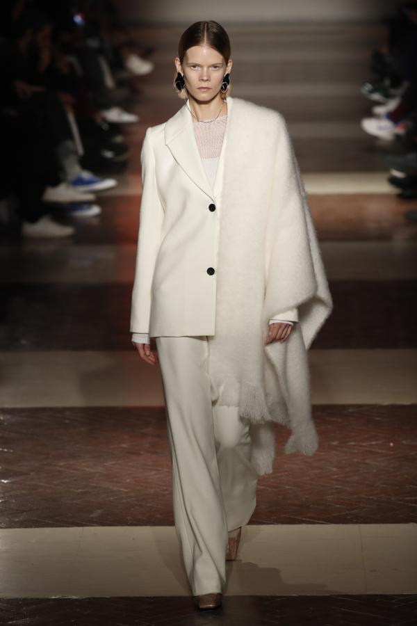 Este impecable traje sastre blanco de Ángel Schelesser, ideal para un sofisticado look 'working girl'.