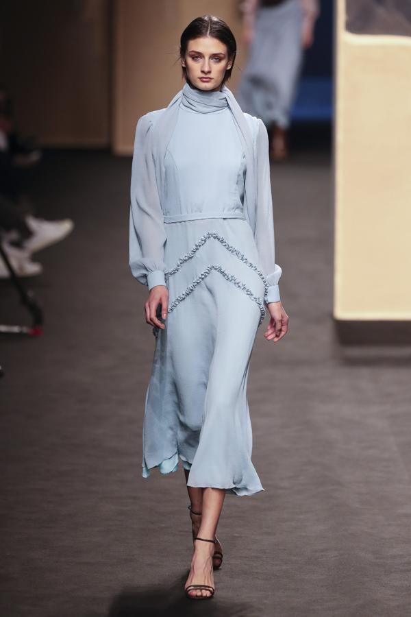 Este vestido de gasa azul bebé de Beatriz Peñalver sería un acierto seguro en la maleta de viaje de la Reina.