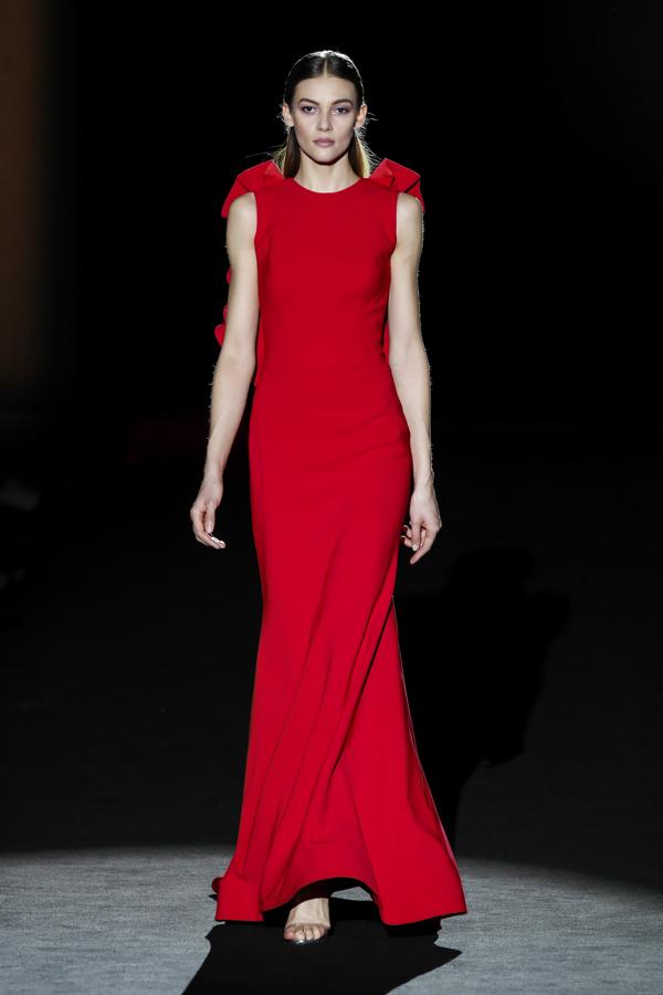 Este perfecto vestido rojo de Hannibal Laguna, una apuesta segura para un acto de gala.