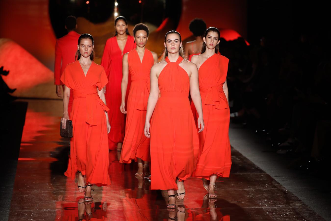 O cualquiera de los vestidos rojos, color favorito de la Reina, que Nacho Aguayo presentó de la mano de Pedro del Hierro.