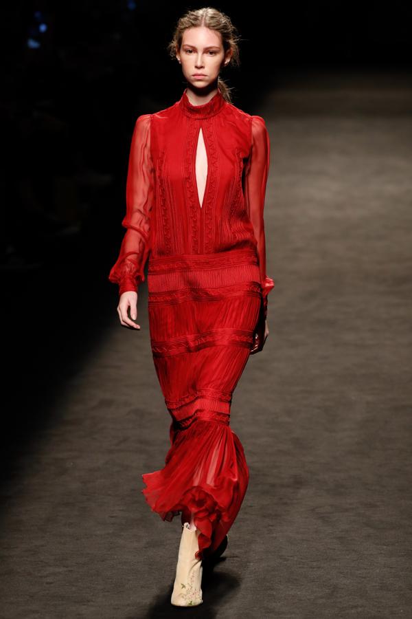 Y también de Teresa Helbig le proponemos a la Reina este vestido rojo de volantes.