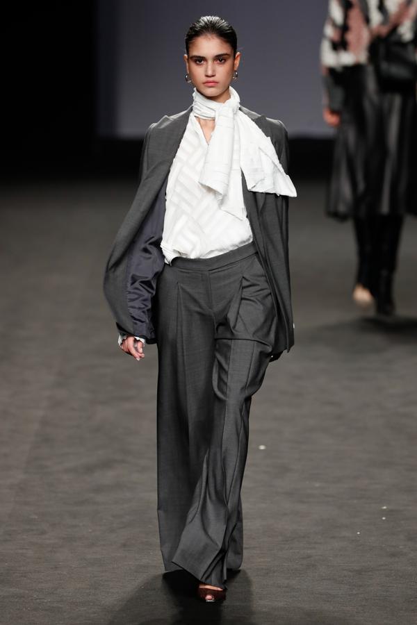 La elegancia sobria de este traje de inspiración masculina de Roberto Torretta.