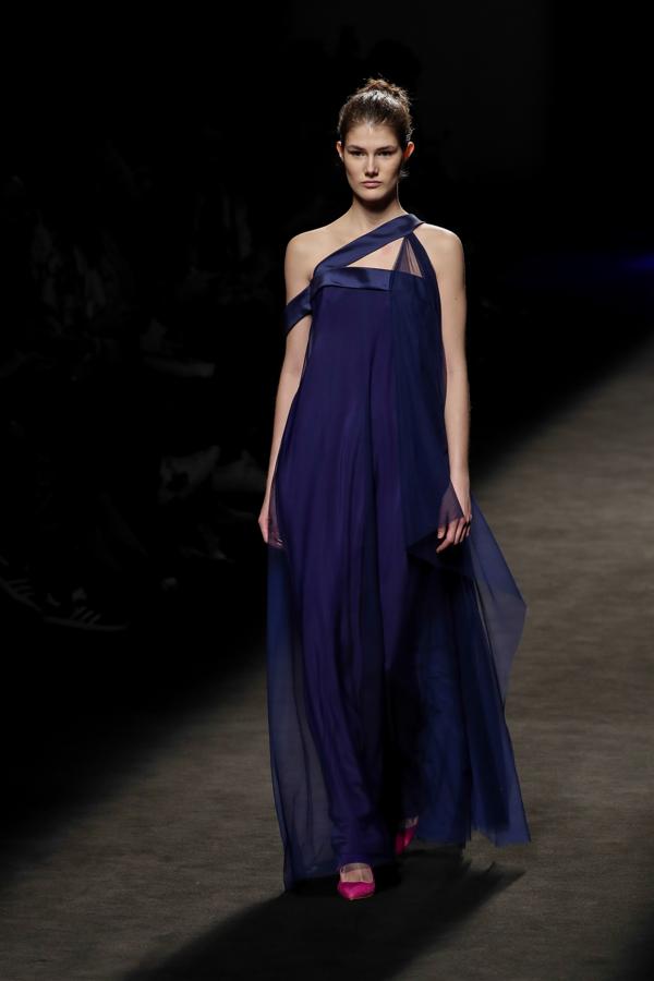 Este vestidazo de gasa azul cobalto de Ulises Mérida.