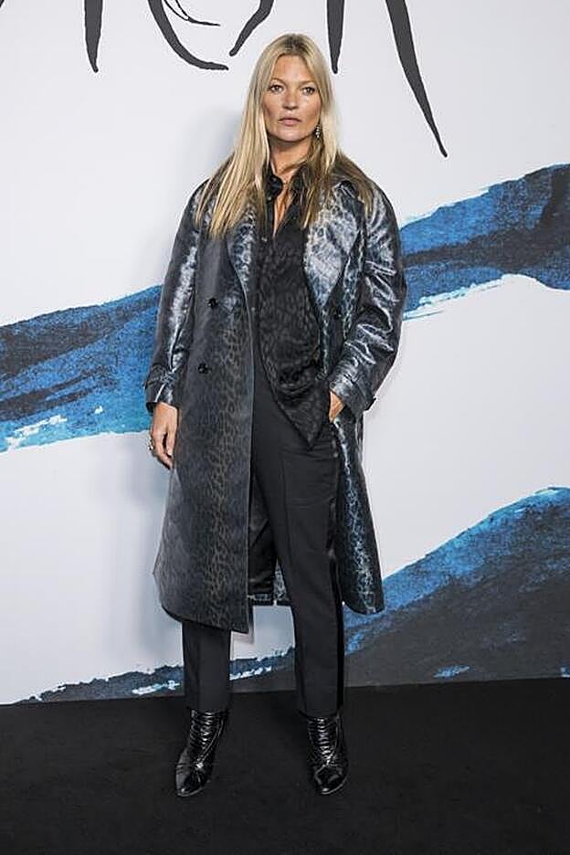 Camisa de seda satinada en estamapado de leopardo y abrigo en gris perla con brillos con el mismo estampado.