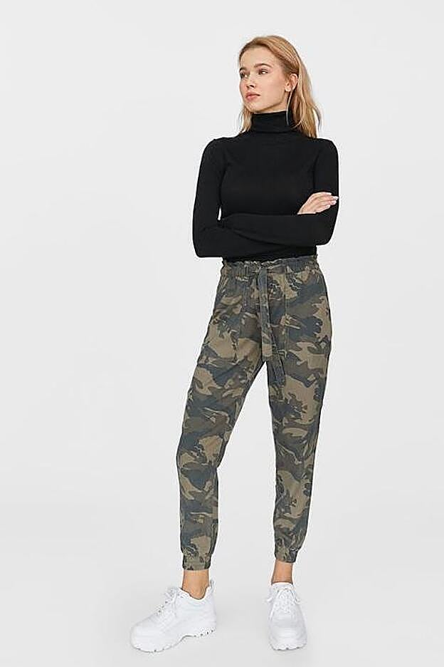Una versión fluida del clásico pantalón militar de Stradivarius.