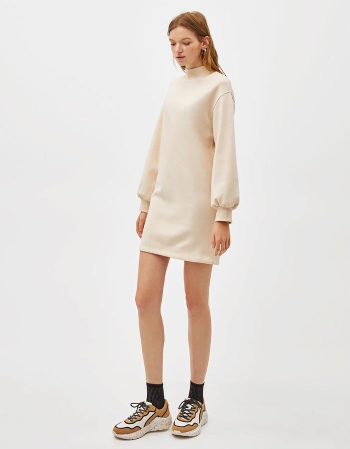 Sudadera tipo vestido en color piedra, 15,99 euros.