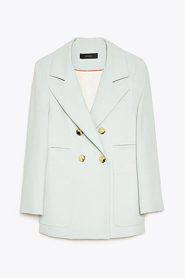 La chaqueta color menta claro de Uterqüe.
