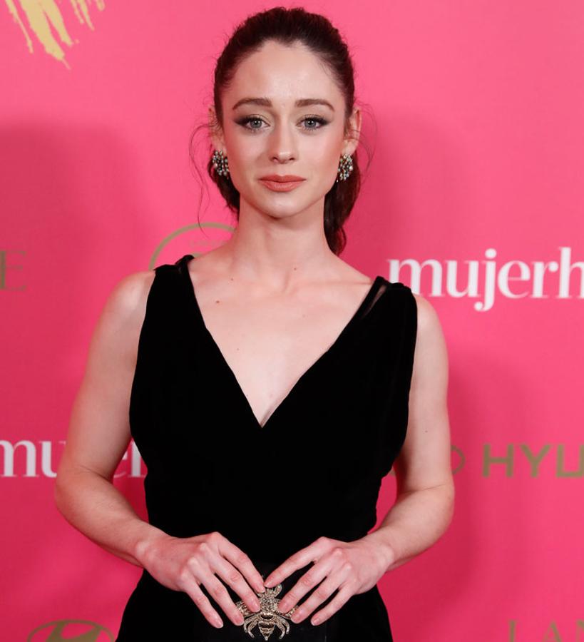 Para darle el máximo protagonismo a sus pendientes, la protagonista de la serie La verdad, eligió una coleta de altua media, peinada con ondas y con el cabello no demasiado pegado en la parte superior.