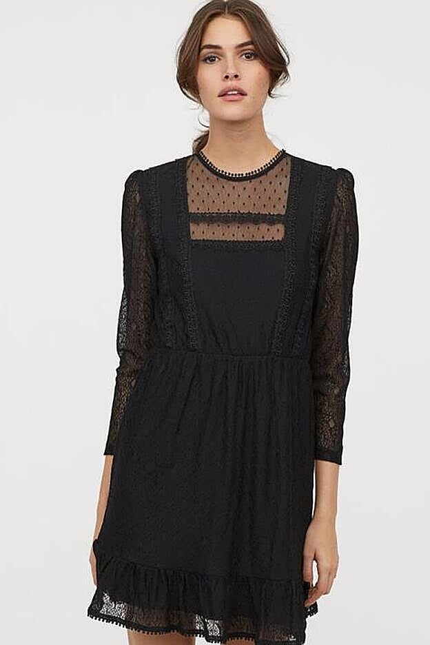 Vestido con encaje y ribetes bordados de H&M.