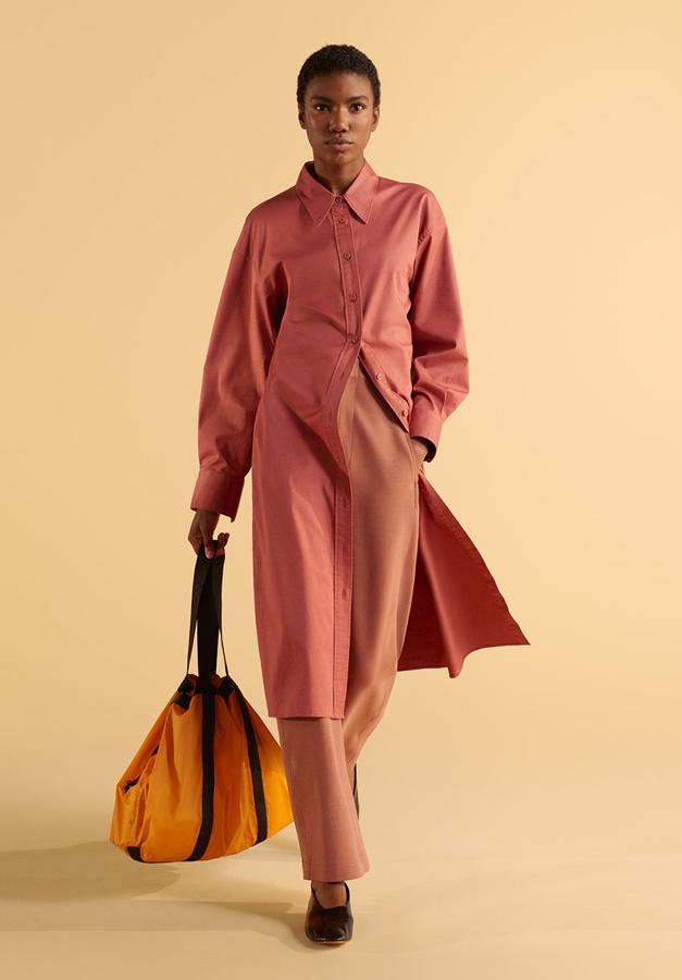 En un vestido camisero de manga larga (49,90 euros), pantalones de algodón con silueta redondeada (39,90 euros) y bolsa de viaje ultraligera (29,90 euros).