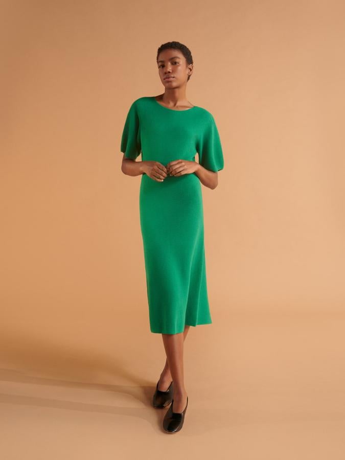 Una de las piezas clave de la colección es este vestido de punto con magan corta y falda evasé que también está disponible en negro y azul oscuro (49,90 euros).