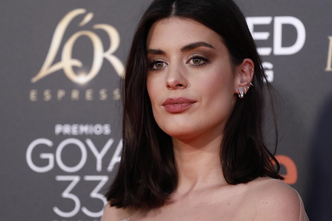 Un Lob hasta los hombros con raya en medio en un castaño chocolate es por lo que ha apostado la influencer. Como nos explica Diana Daureo, dueña del madrileño salón de peluquería que lleva su nombre, "Dulceida va peinada con una melena recta con raya marcada en medio. Su corte es un clásico, recto a la clavícula y trabajado sin capas (a simple vista), pero ocultas para lograr movimiento y volumen en una melena tan lisa y oscura ¡Un clásico que nunca falla!".