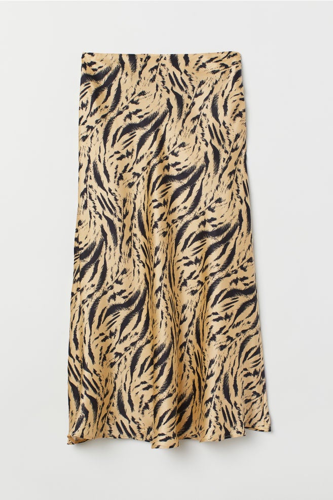 Falda de satén con vuelo de H&M: 39,99 euros.