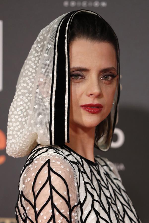 Parece un homenaje L.A. Condifential con esos labios rojos y esa capucha que medio esconde el rostro. Atrevido y audaz, como todo lo que hace Macarena.