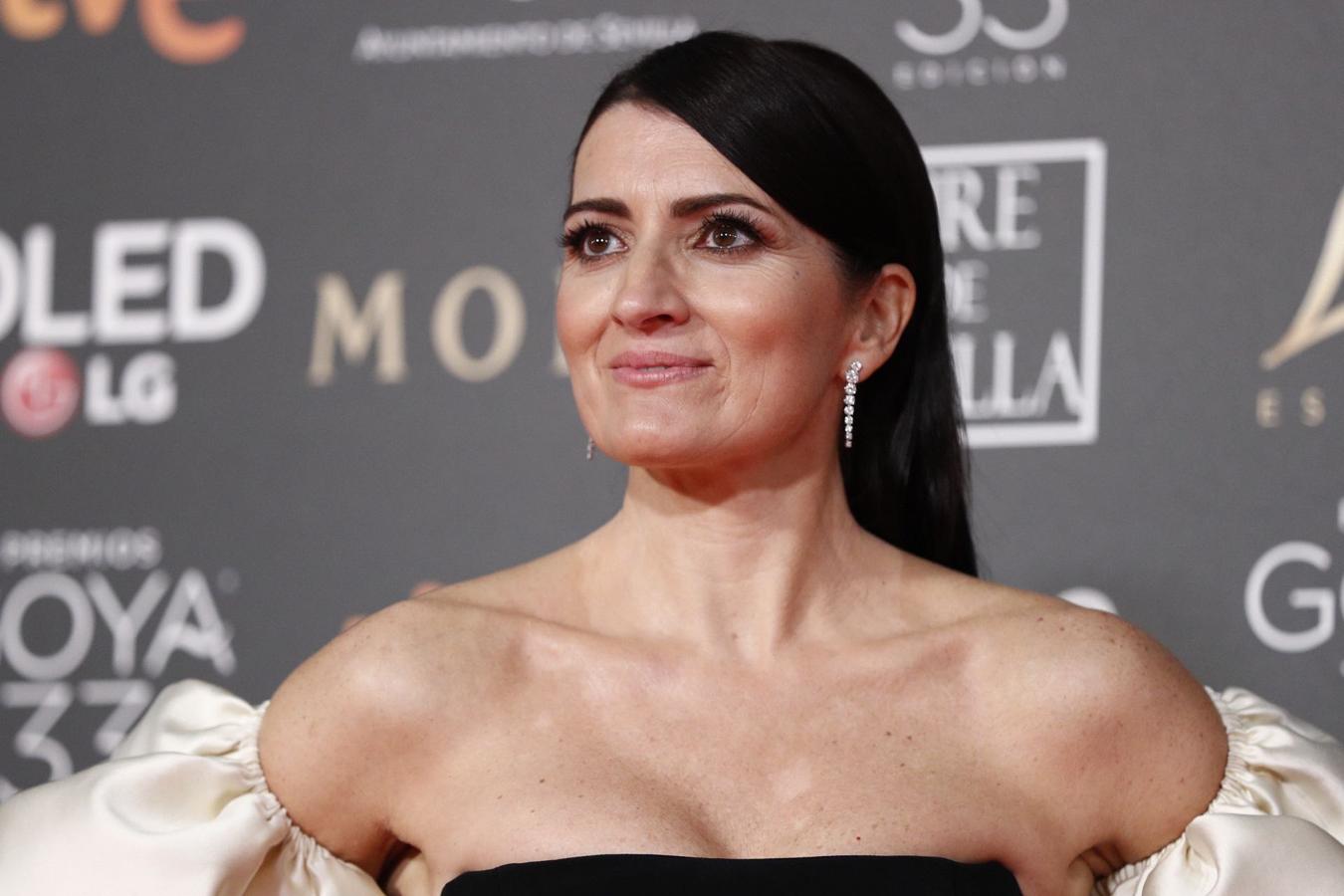 Una elaborada melena con la raya a un lado y los mechones perfectamente pulidos es por lo que se ha decidido la presentadora de la gala.