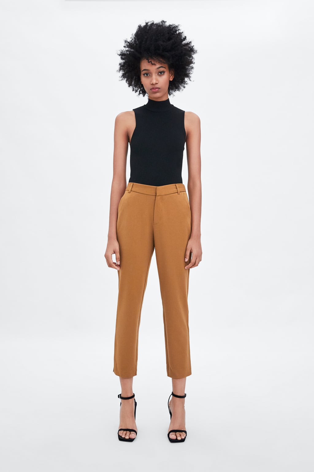 Pantalón pitillo de tiro alto e color tostado: 12,99 euros en Zara.