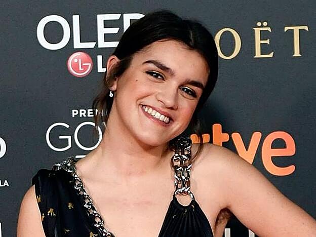 Galería. Detalle de los pelos en la axila de Amaia Romero.. Pincha sobre la foto para ver los mejores peinados de los Goya 2019.