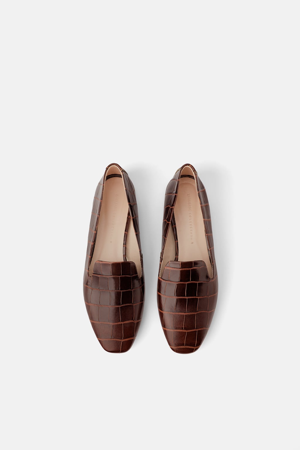 Zapato plano de piel con estampado animal de Zara: 45,95 euros.