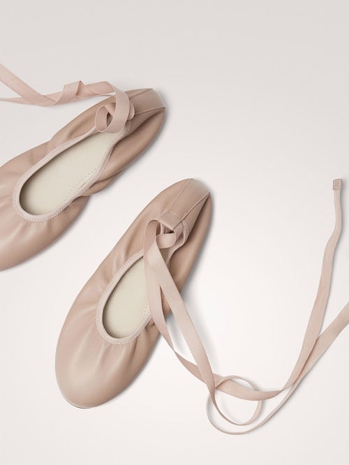 Bailarina soft con lazo de Massimo Dutti: 49,95 euros.