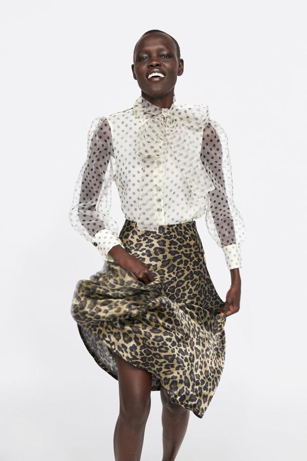 ¿Lunares y leopardo? Si es en una combinación tan maravillosa como esta, ¡sí, y mil veces sí! La blusa, por cierto, cuesta 39.95 euros en Zara, y de  la falda 'animal print' ya te hablamos  hace unos días...