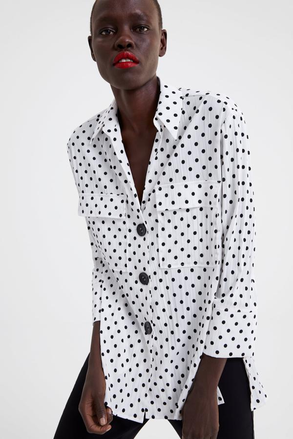 Esta blusa con bolsillos de tapeta y estampado 'black&white' de Zara cuesta 25.95 euros.