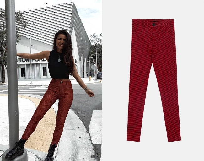 Estamos obsesionadas con los nuevos leggings de Zara. Son low cost (19,95 euros), hacen tipazo y los tienes en varios colores. Este que luce la instagramer Marta Soriano de pata de gallo en color rojo es el más original.