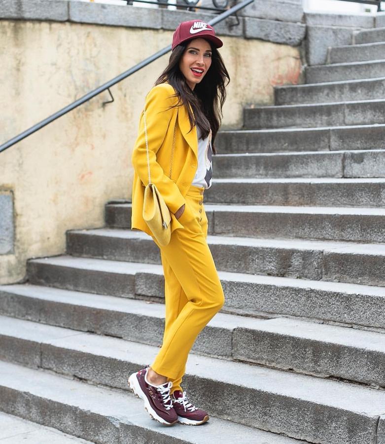La presentadora supo conquistar a sus seguidores de Instagram con este traje con chaqueta en tono amarillo que ella decidió combinar con complementos en tonos granate.