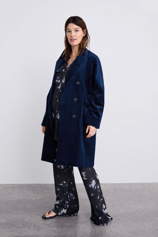 Conjunto de pantalón (25,95 euros) y camisa tie dye (25,95 euros) con abrigo de pana (79,95 euros).