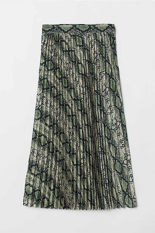 Falda plisada con tejido vaporoso y estampado animal, 49,99 euros.