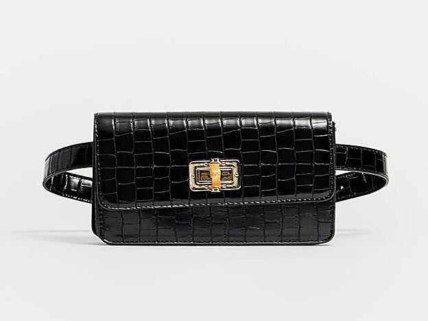 Riñonera de Stradivarius "efecto bambú". (12,99 euros).