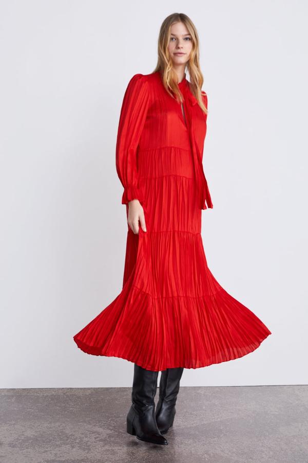 Vestido de cuello subido con detalle de volantes y lazo, 49,95 euros.