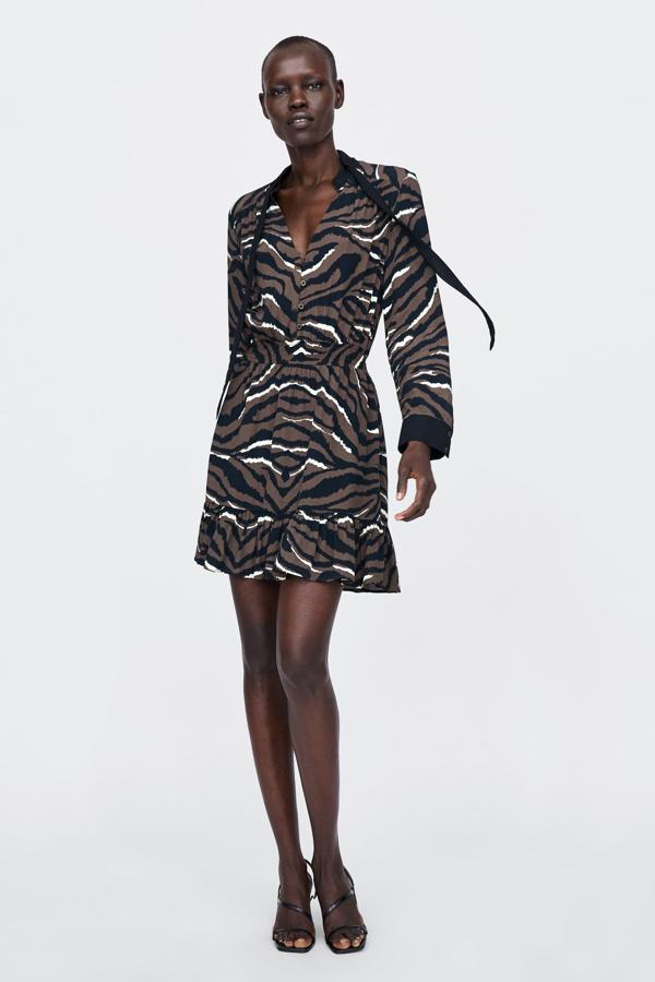 Este bonito vestido en tonos tierra con estampado de cebra y detalle de lazo cuesta 15.99 euros en la sección de Special Prices de Zara.