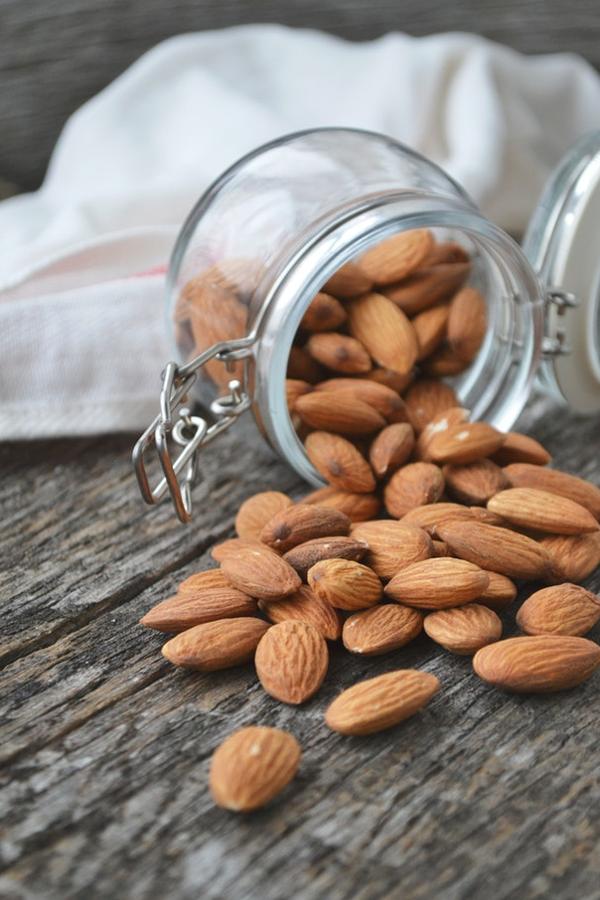 Los frutos secos ofrecen a nuestro cuerpo  altas cantidades de calcio, grasas saludables, proteínas y fibra . Un  estudio  del instituto de Medicina y Sanidad de Estados Unidos, asegura que tomar  un puñado de almendras  al día ayudan a la  pérdida de grasa abdominal .