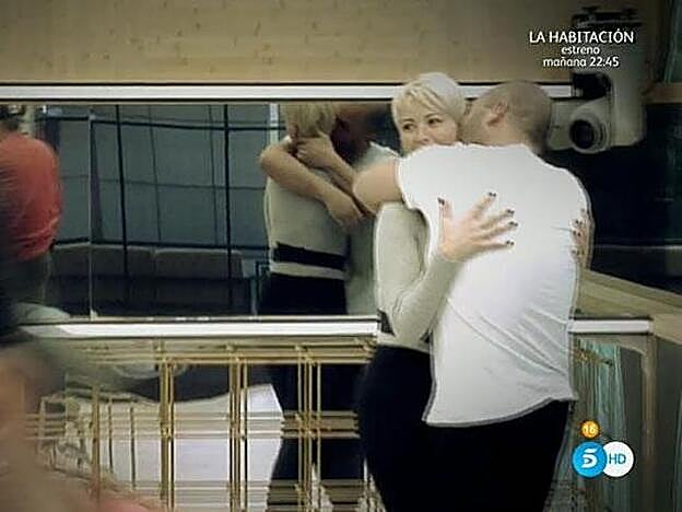 Antonio tejado se abraza a maría Jesús y le da un beso.