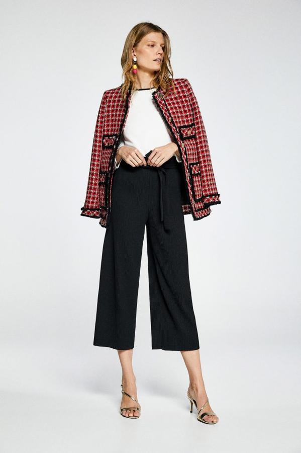 Conjunto de pantalón plisado (25,99) a conjunto con una camiseta con detalles de contraste (19,99 euros) y con una chaqueta larga con estampado de cuadros (69,99 euros).