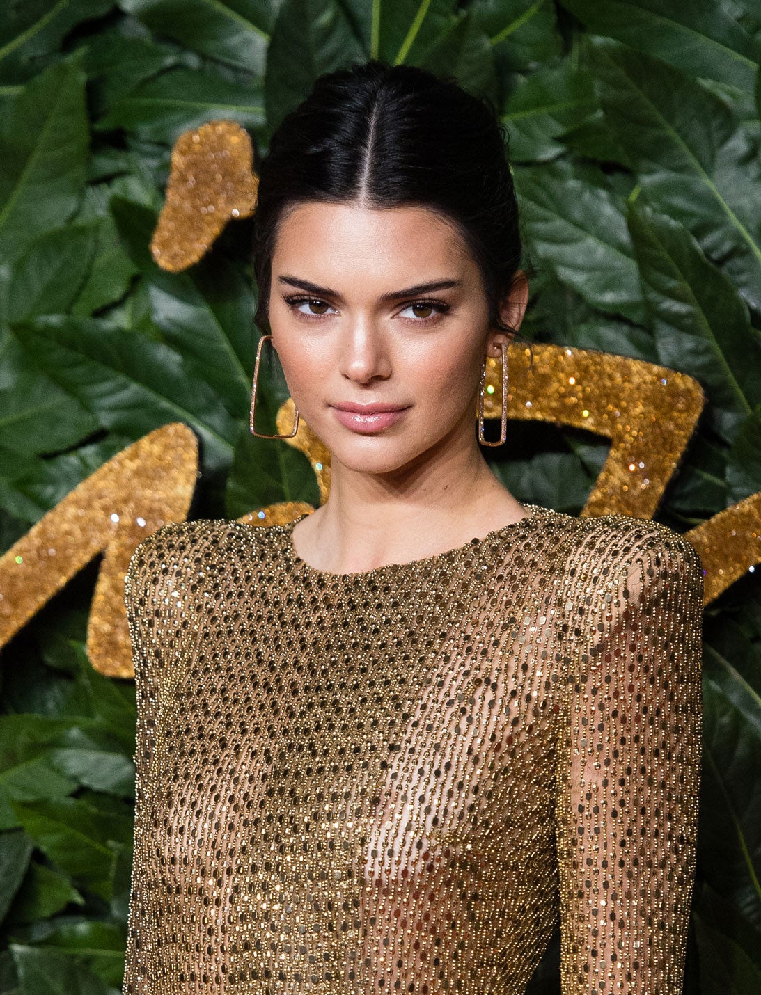Toma nota para conseguir este maquillaje de Kendall Jenner: iluminador, iluminador y más iluminador. La modelo lo lleva aplicado por la frente, la nariz, los pómulos y la barbilla. Esto crea un efecto súper jugoso y radiante. Para los labios ha utilizado un gloss en tono nude. No olvides que aunque no lo parezca, el rostro está súper trabajado con la técnica del contouring para eliminar cualquier tipo de imperfección.