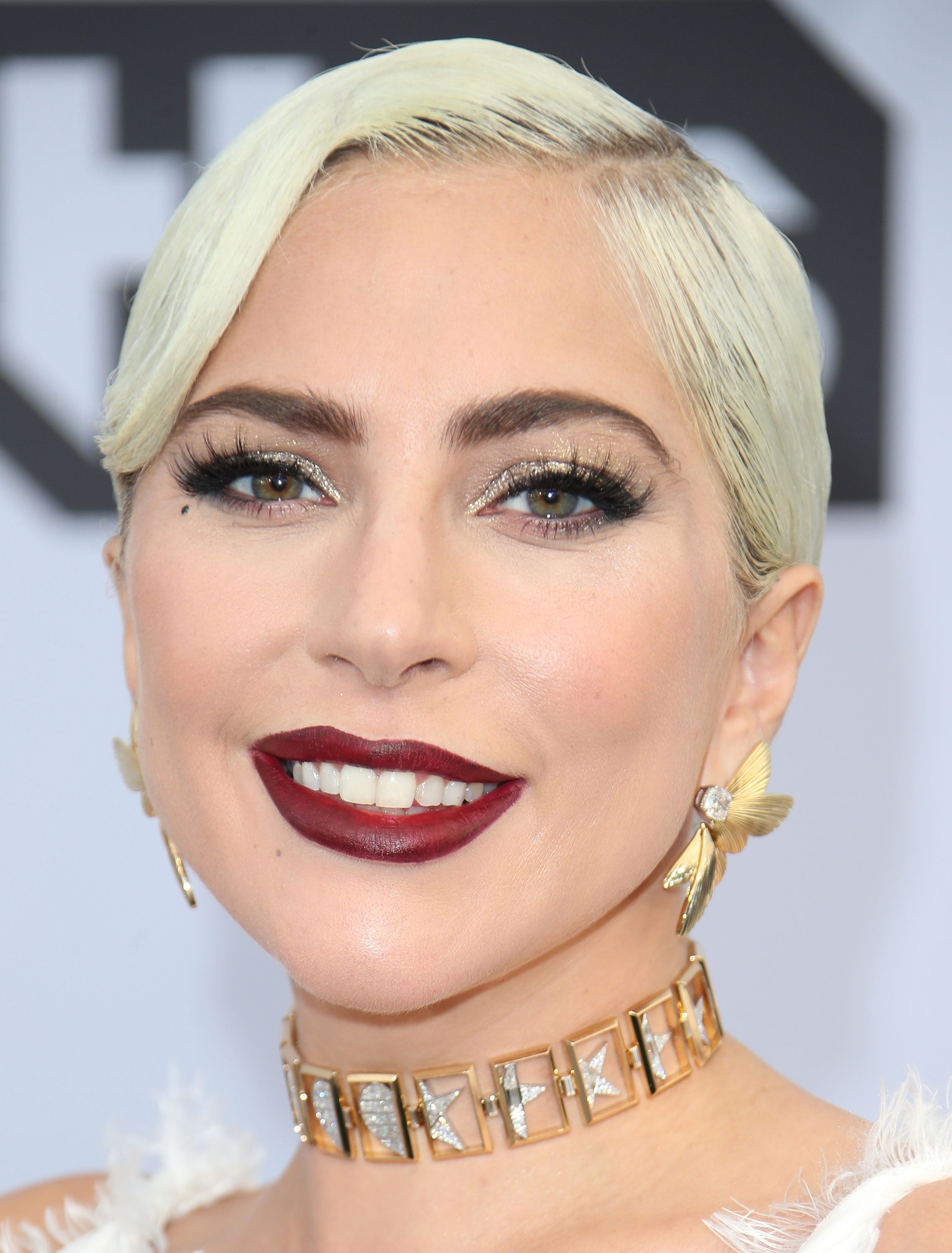 Atrévete con el maquillaje más sexy de Lady Gaga potenciando todos los rasgos del rostro: labios oscuros, ojos brillantes con pestañas XXL, rostro pulido y cejas bien definidas. Para brillar sí o sí.