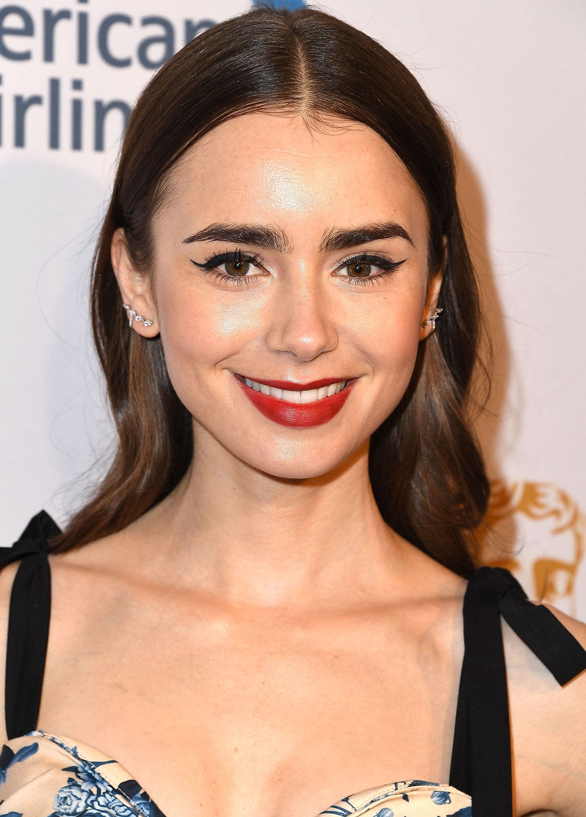 Lilly Collins consigue una mirada 100% seductora con esta mirada felina. Lo más importante es que domines la técnica del eyeliner para delinear tus ojos desde el lagrimar hasta el rabillo. Aplica máscara de pestañas en las superiores y finaliza este look al más puro estilo pin up con un pintalabios granate.