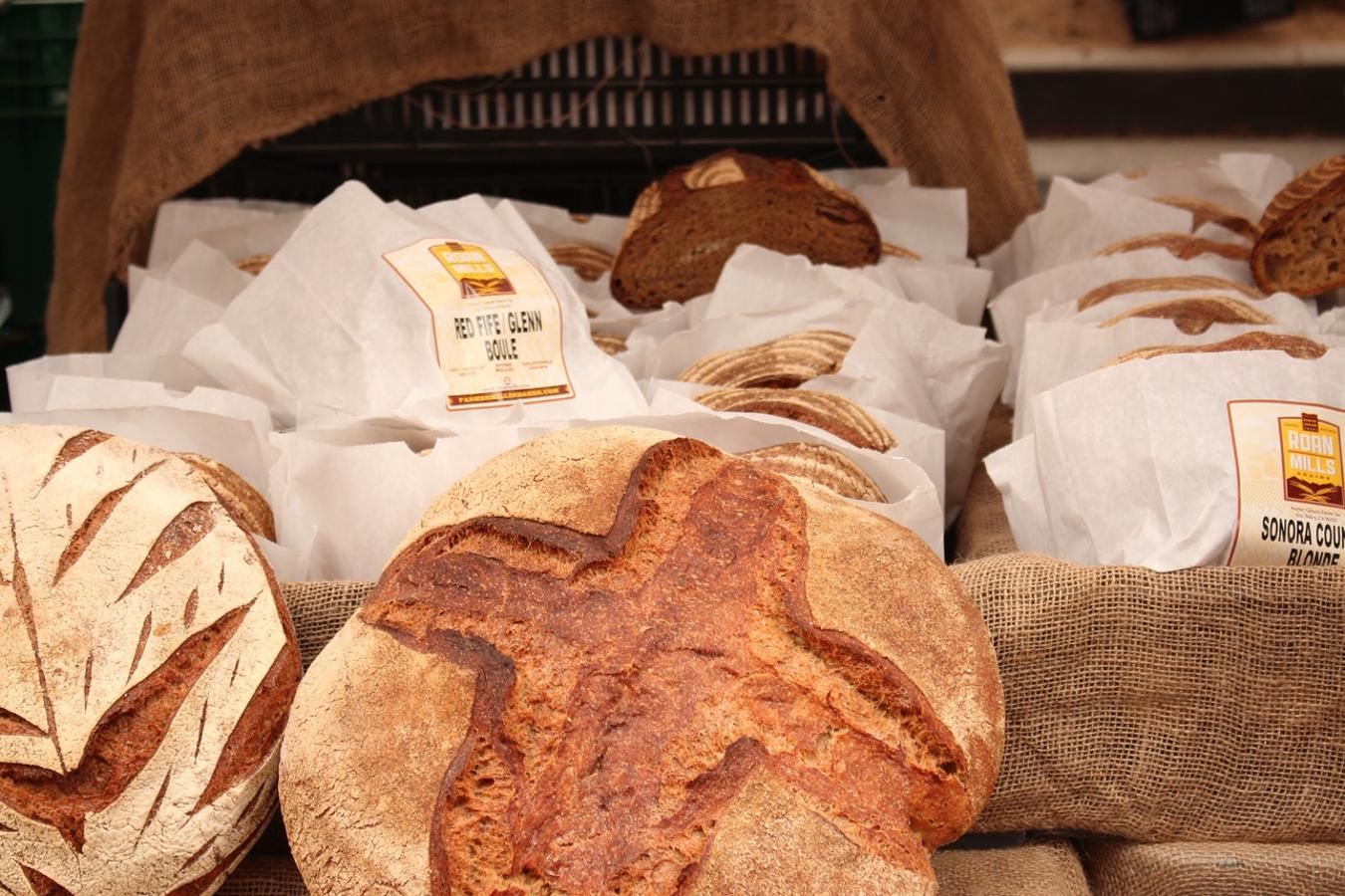 El pan es indispensable en muchísimos de nuestros platos y estar a dieta no significa tener que deshacernos de todos los caprichos. Simplemente  sustituye el pan blanco  por el  pan de centeno , un alimento con  múltiples propiedades saludables  y beneficioso para tu organismo. Contiene fibra por lo que ayuda a  combatir el estreñimiento .