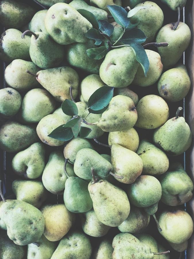 Las peras son una fruta deliciosa que aporta numerosas  vitaminas, minerales y antioxidantes  a nuestro organismo. Con tan solo una porción ya tenemos el  24% de nuestras necesidades de fibra diarias totales . Gracias a sus componentes, la pera nos mantiene saciados durante un largo tiempo así que, cuando no sepas que comer, esta es la mejor solución.