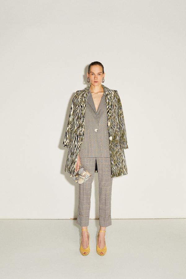 Traje de chaqueta con estampado de cuadros (chaqueta: 49,99 euros / pantalón: 25,99 euros) a conjunto con un abrigo de estampado de cebra (69,99 euros).