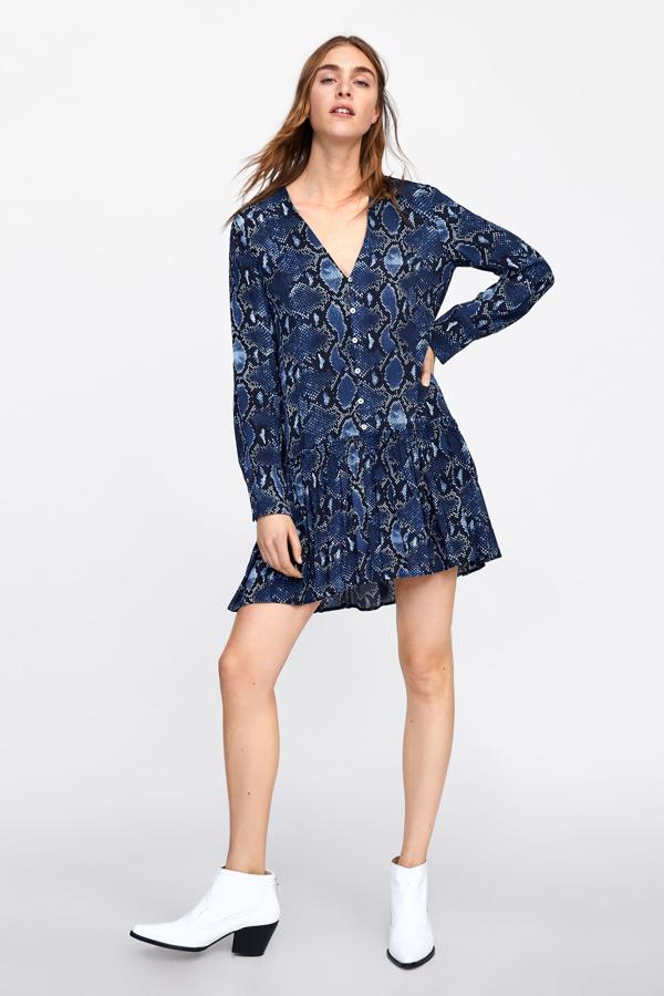 O este, con un original estampado de serpiente en tonos azules, que cuesta 15.99 euros en los Special Prices de Zara.