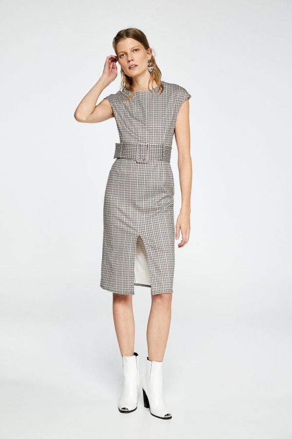 Vestido midi de cuadros con detalle de hebilla y abertura frontal, 29,99 euros.