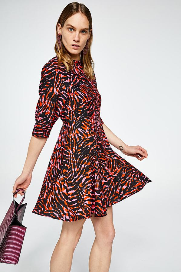 Vestido con estampado en tonos naranjas, rosas y negros, 35,99 euros.