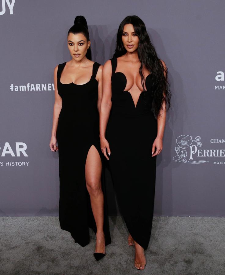 Las hermanas Kourtney y Kim Kardashian compitieron en escote con vestidos de Versace.