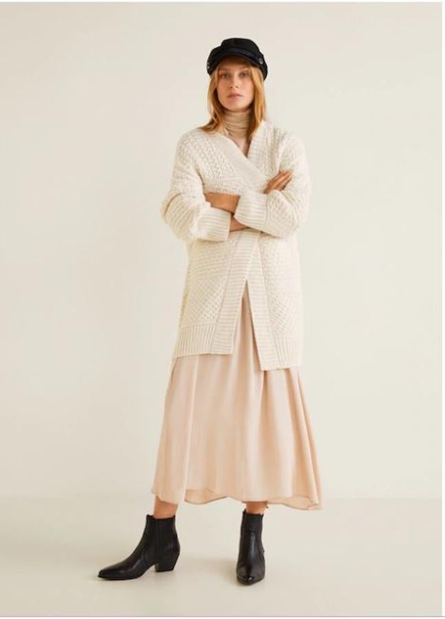 En la firma española apuetan por la versión suelta, sin botones, también apta para llevar con vestido (39,99 euros).