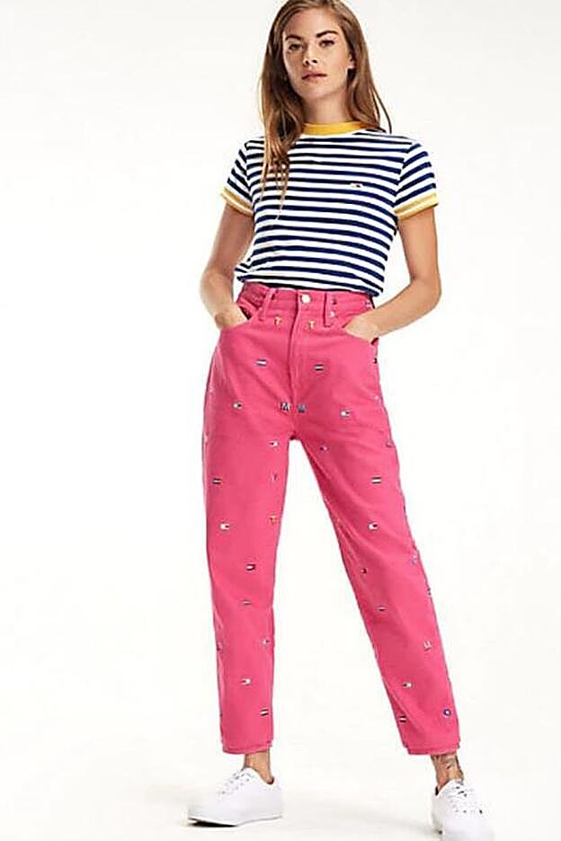 Camiseta ajustada de rayas (35 euros) / Vaqueros TJ 2004 de corte cónico (125 euros).