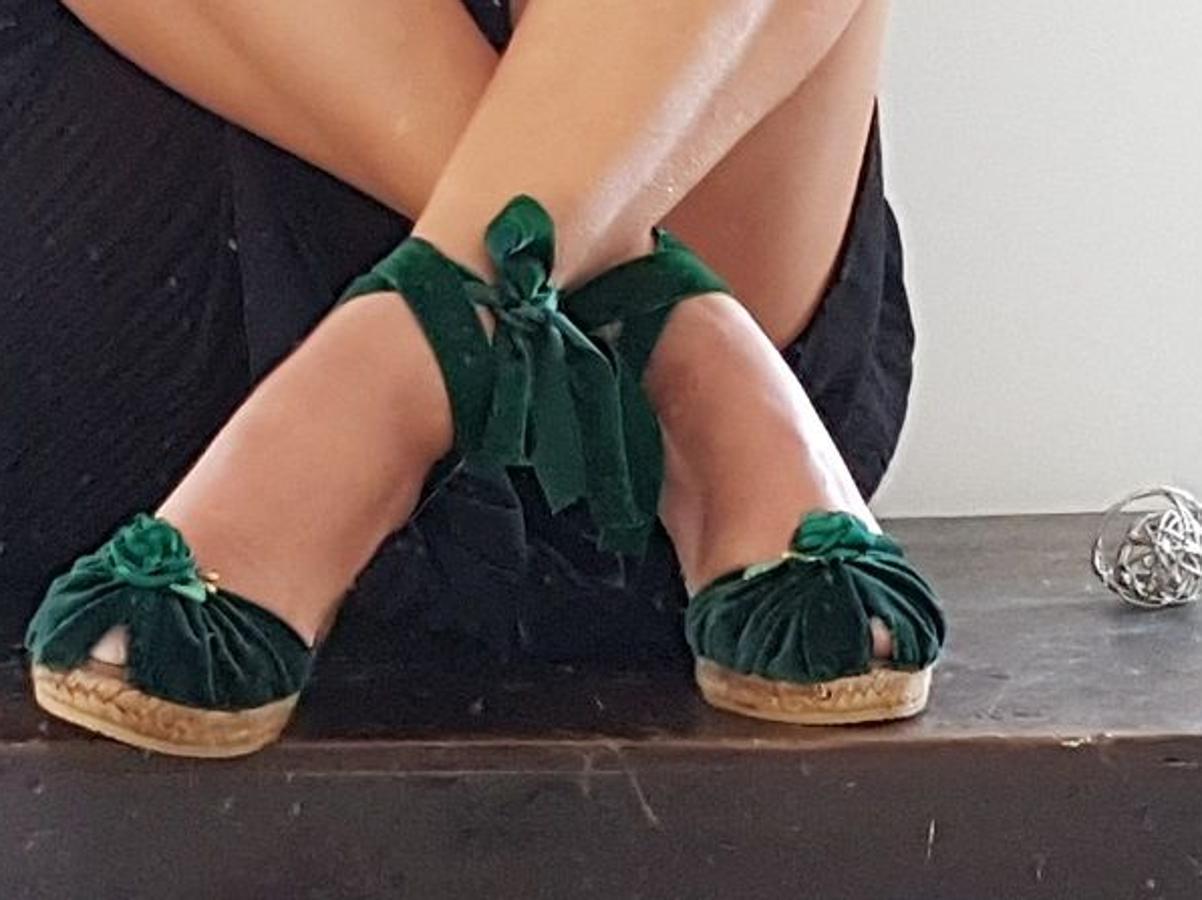 Y para ir adelantándonos al verano, estas alpargatas en terciopelo verde musgo de Lisa López (125 euros).